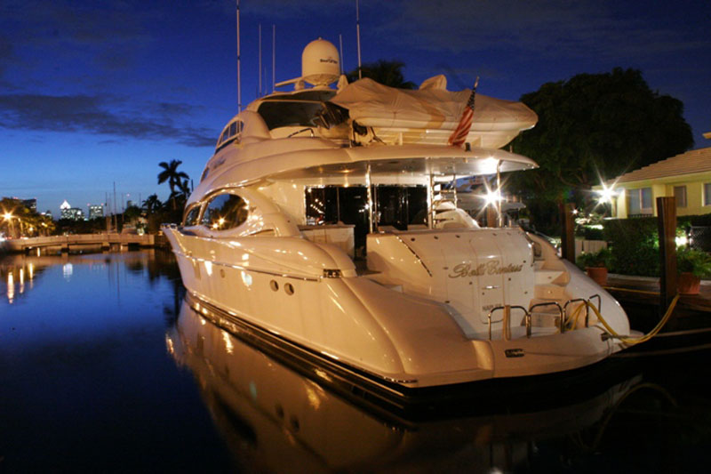 Luxus jacht - a saját jachtkikötőjében